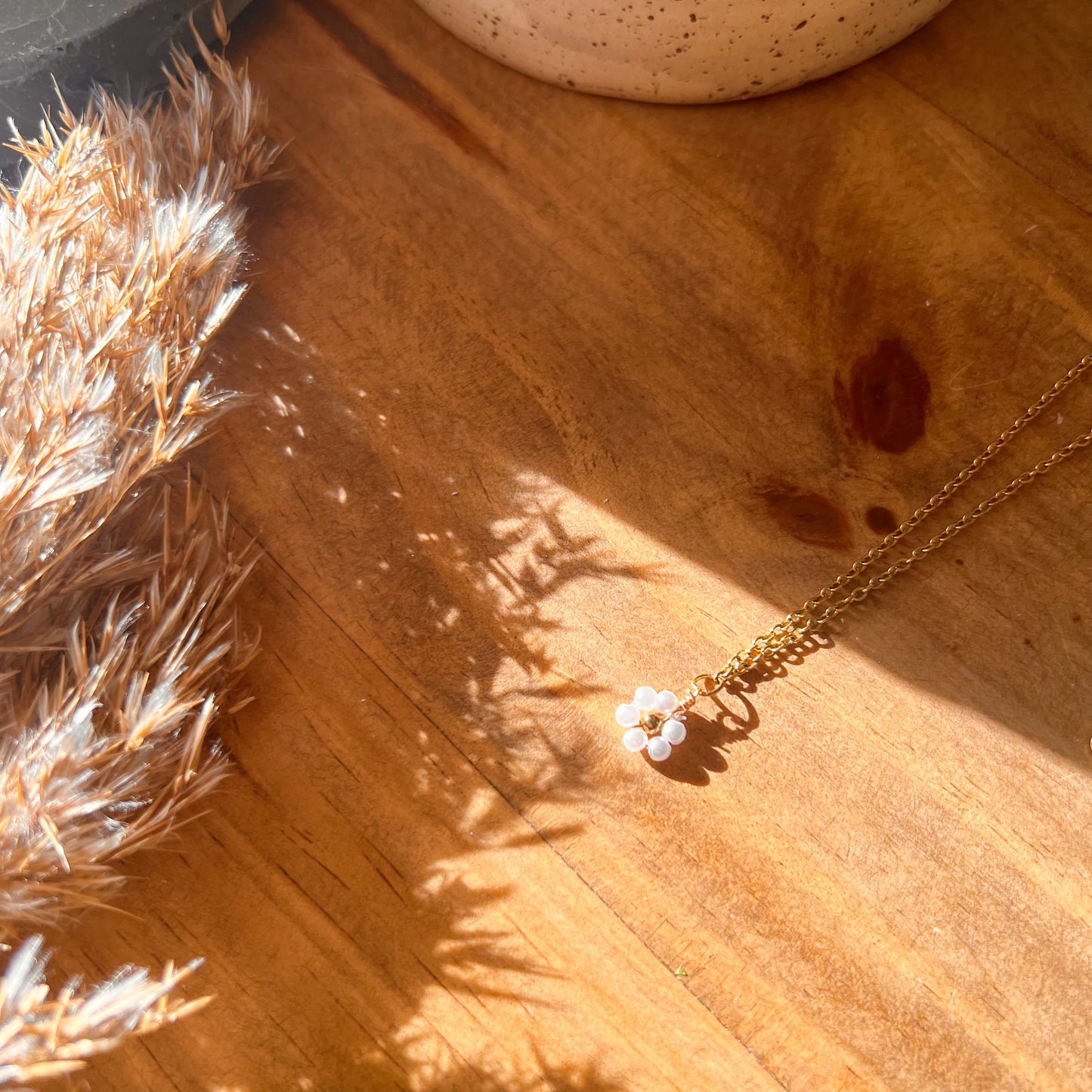 Collier délicat fleurs de perles