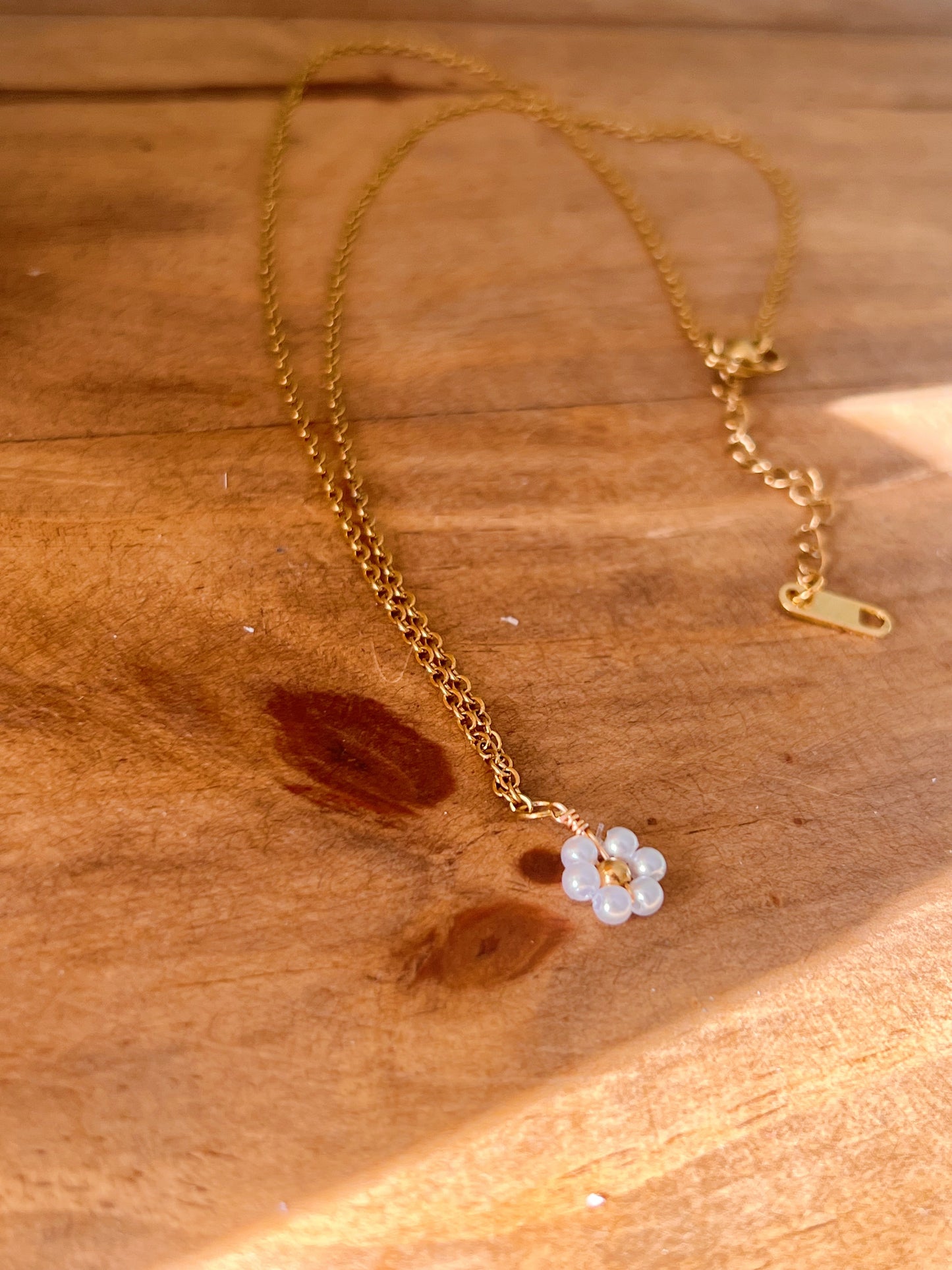 Collier délicat fleurs de perles