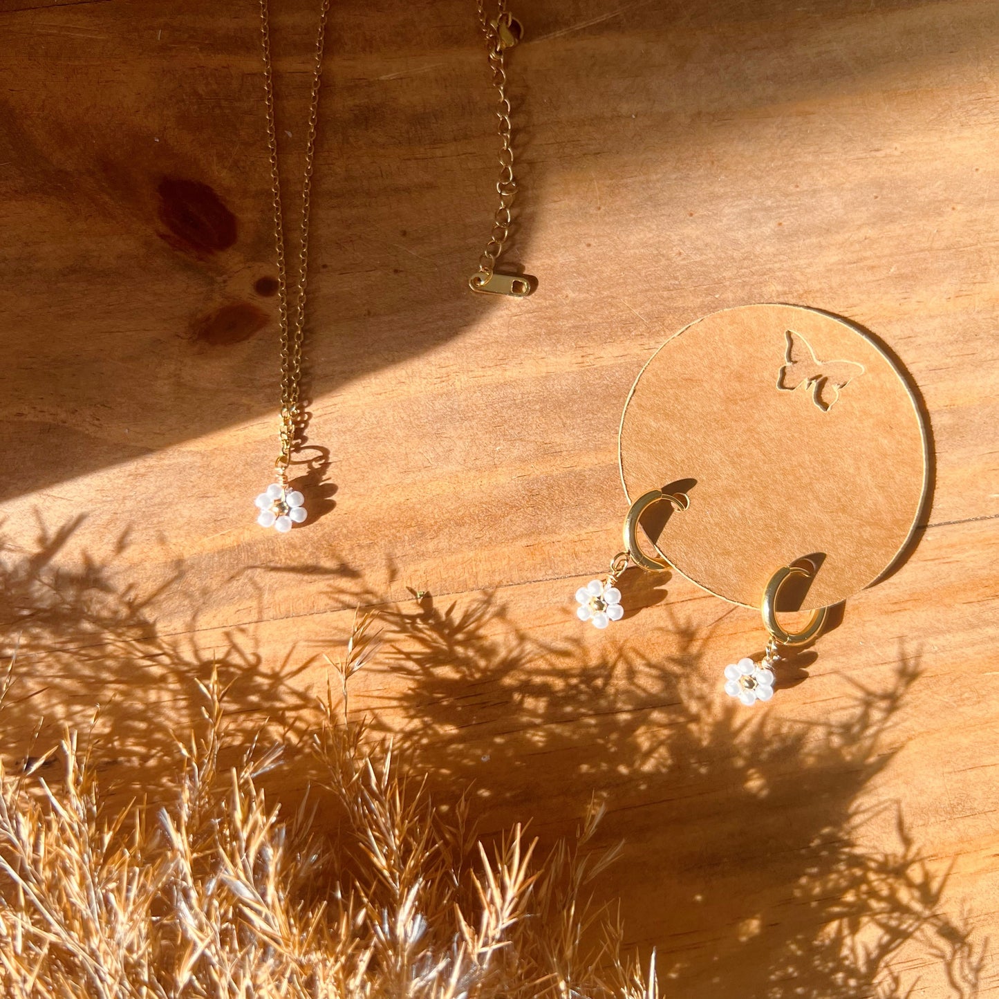 Collier délicat fleurs de perles