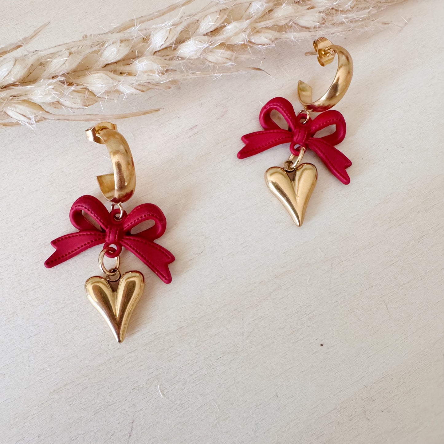 Serment Écarlate - Boucles d’oreilles boucles rouges & cœurs dorés