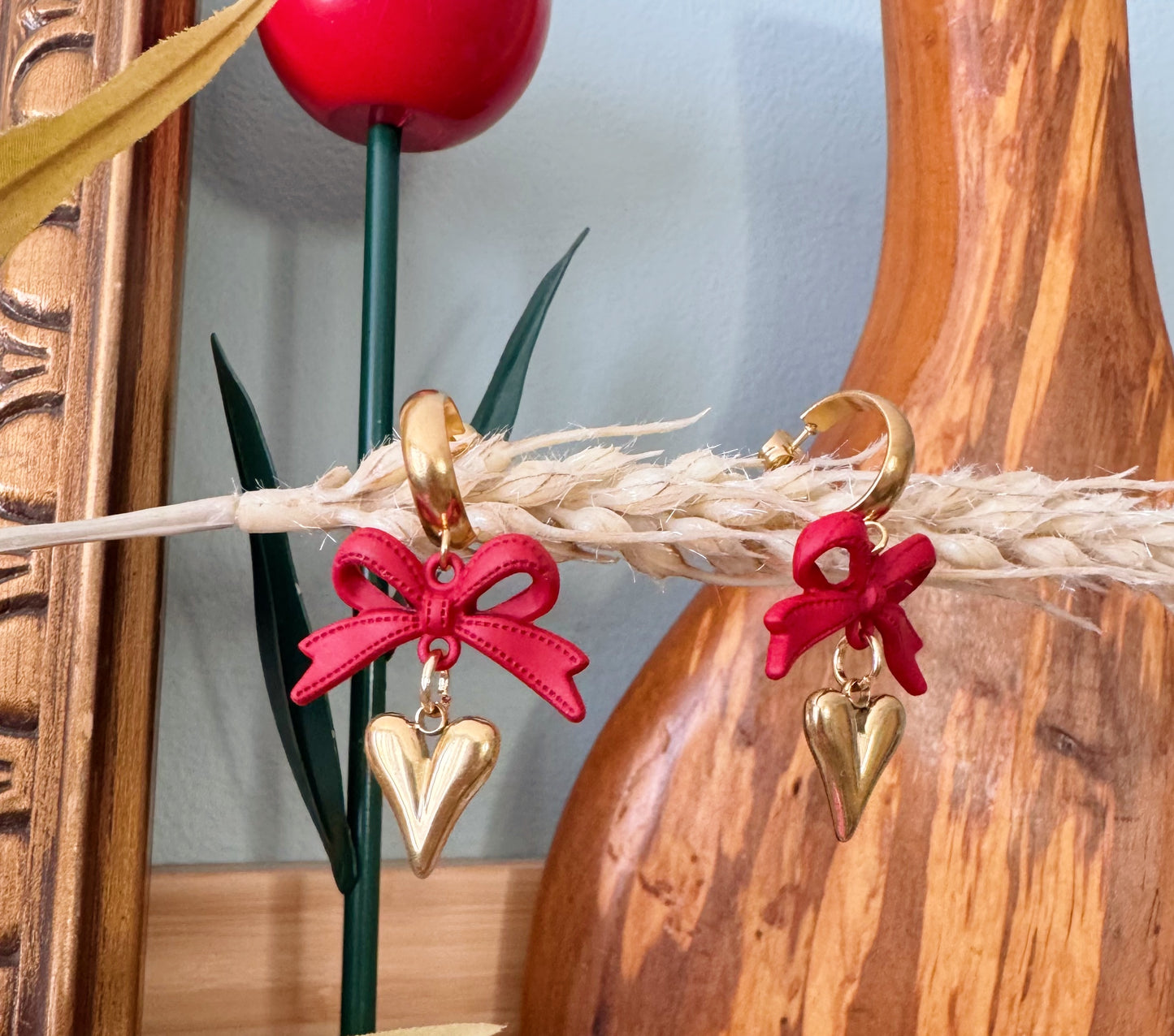 Serment Écarlate - Boucles d’oreilles boucles rouges & cœurs dorés