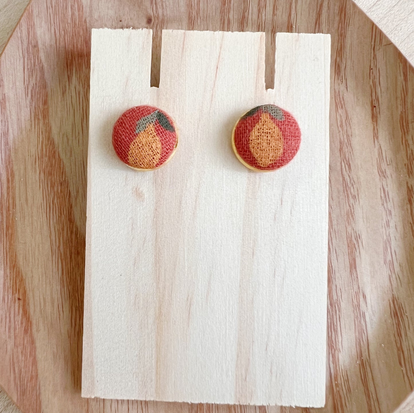 Puces d’oreilles en tissus orange brûlé et fruit