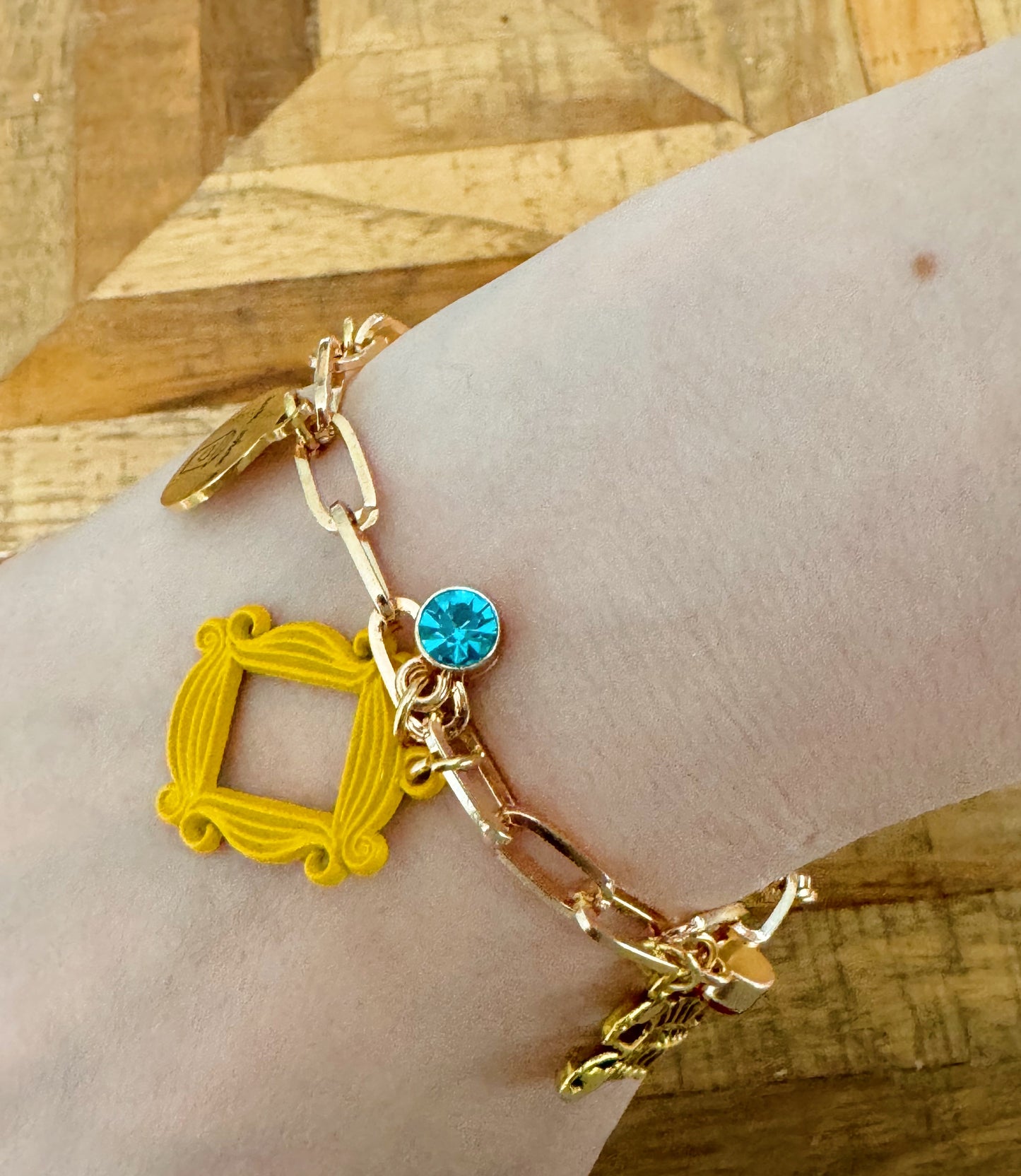 Bracelet à breloques inspiré de la série 🛋️☕️🦞🎸🐥