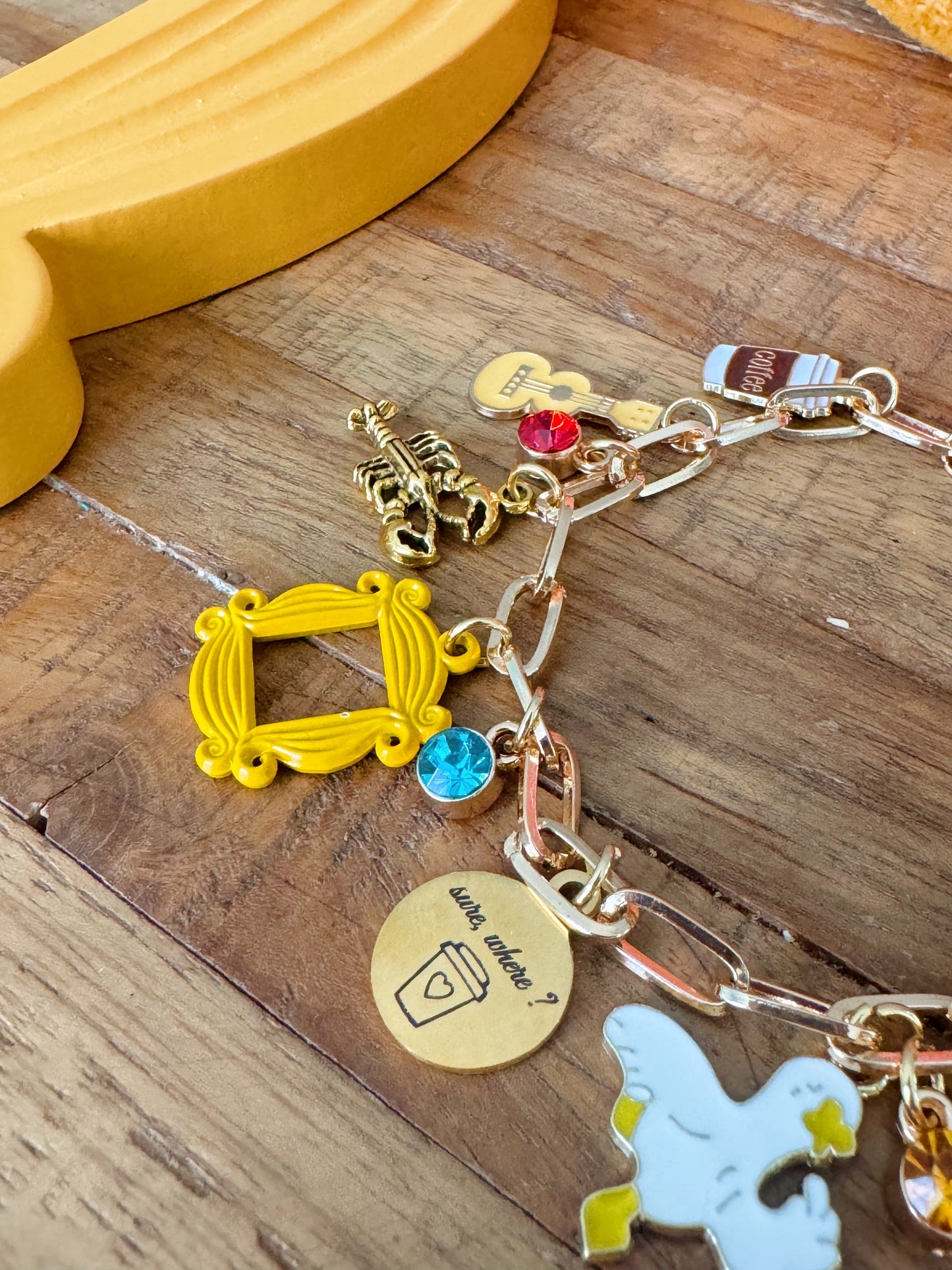 Bracelet à breloques inspiré de la série 🛋️☕️🦞🎸🐥