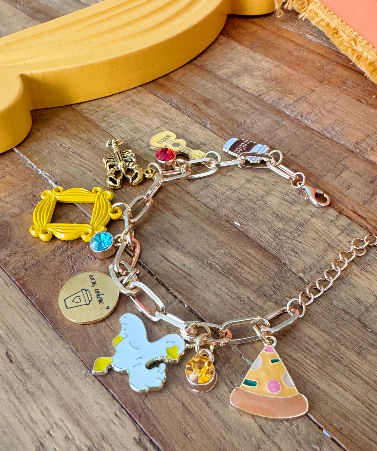 Bracelet à breloques inspiré de la série 🛋️☕️🦞🎸🐥