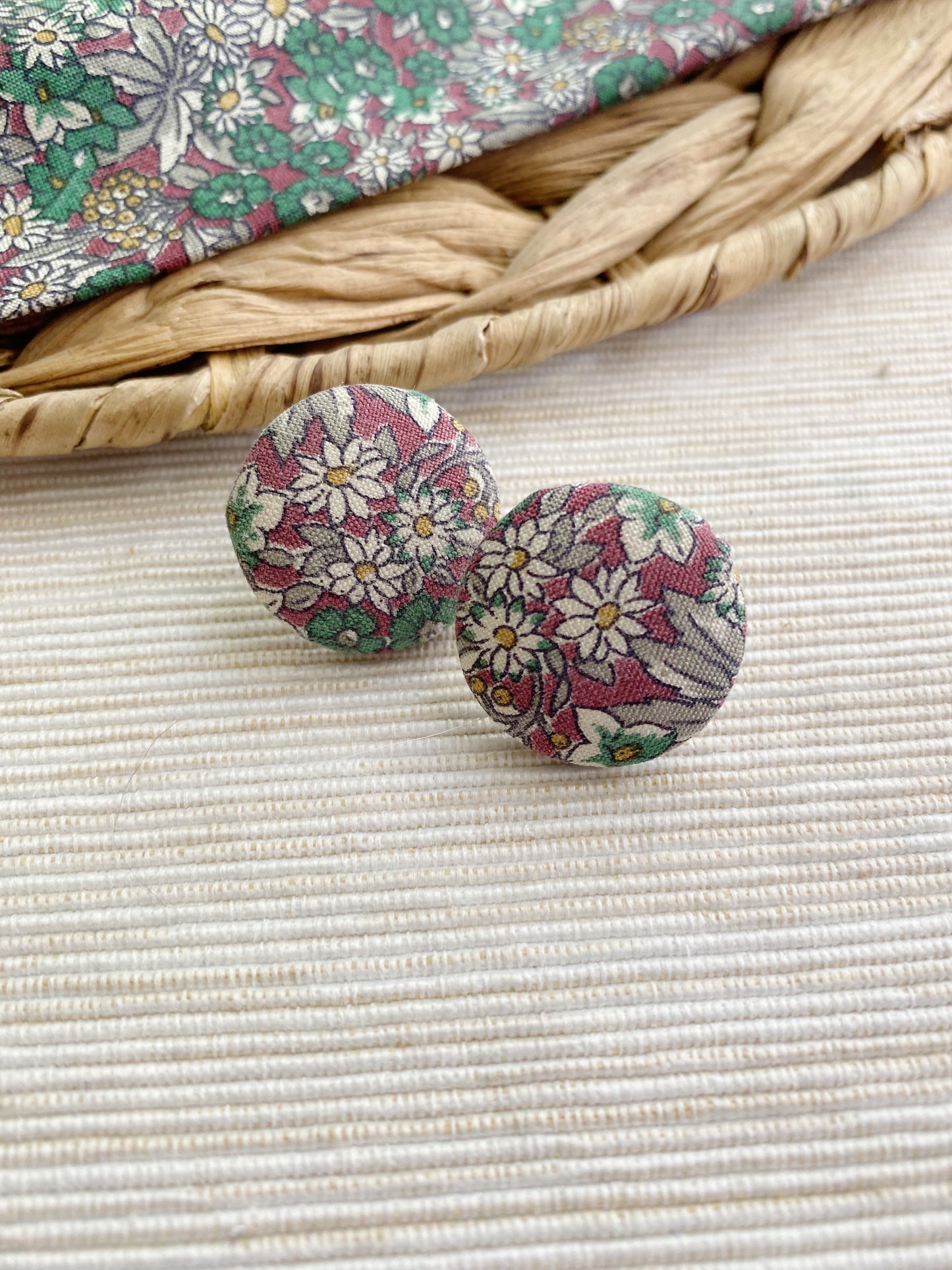 Puces d’oreilles en tissus recyclé violet fleuris