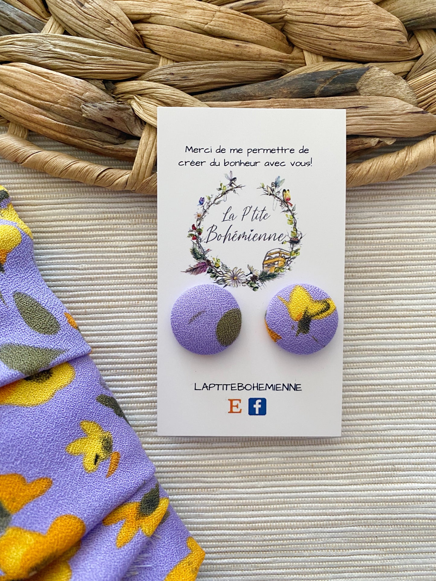 Puces d’oreilles en tissus violet fleurs jaune