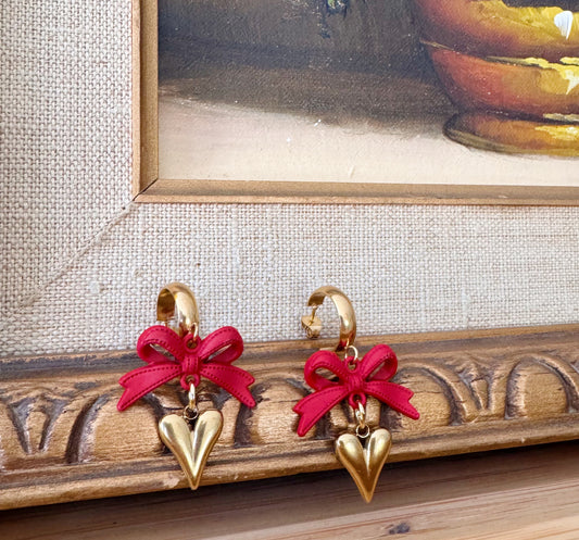 Serment Écarlate - Boucles d’oreilles boucles rouges & cœurs dorés