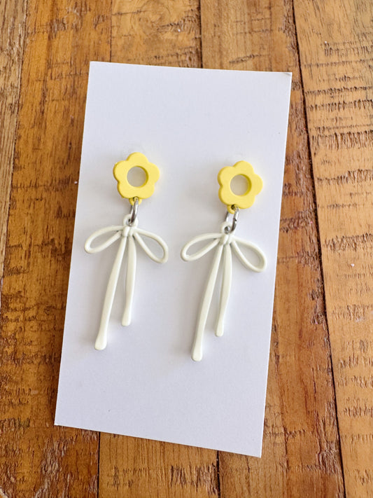 Tant qu’il y aura des saisons - Boucles d’oreilles fleurs printemps Jaune & crème