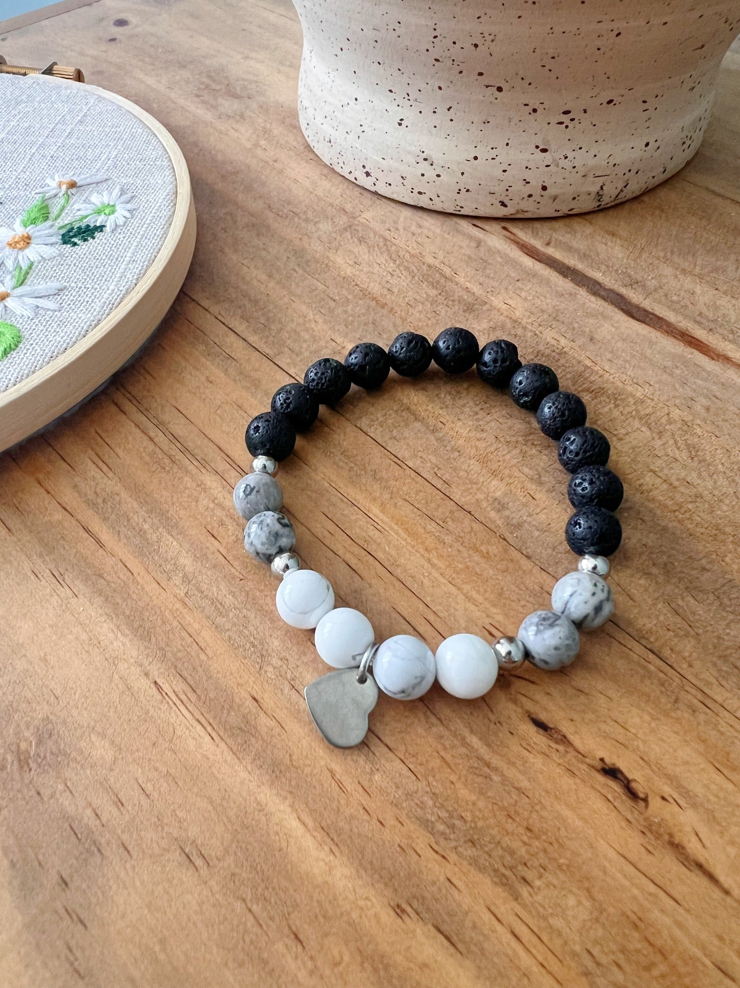 Bracelet howlite et pierres de lave