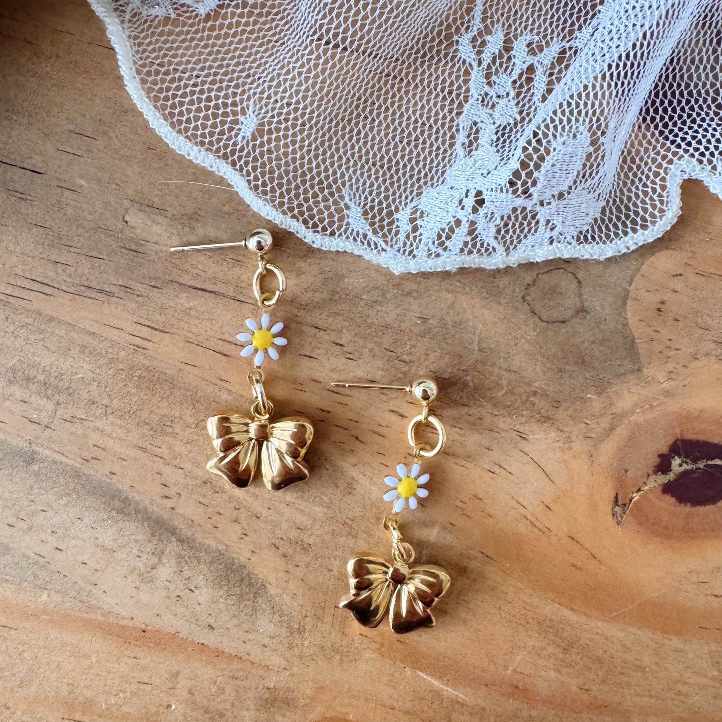 Souffle d’été - Boucles d’oreilles marguerites et boucles dorés