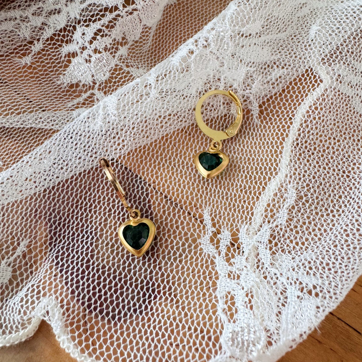 Émeraude Enchantée - Boucles d’oreilles délicats petits cœurs vert émeraude