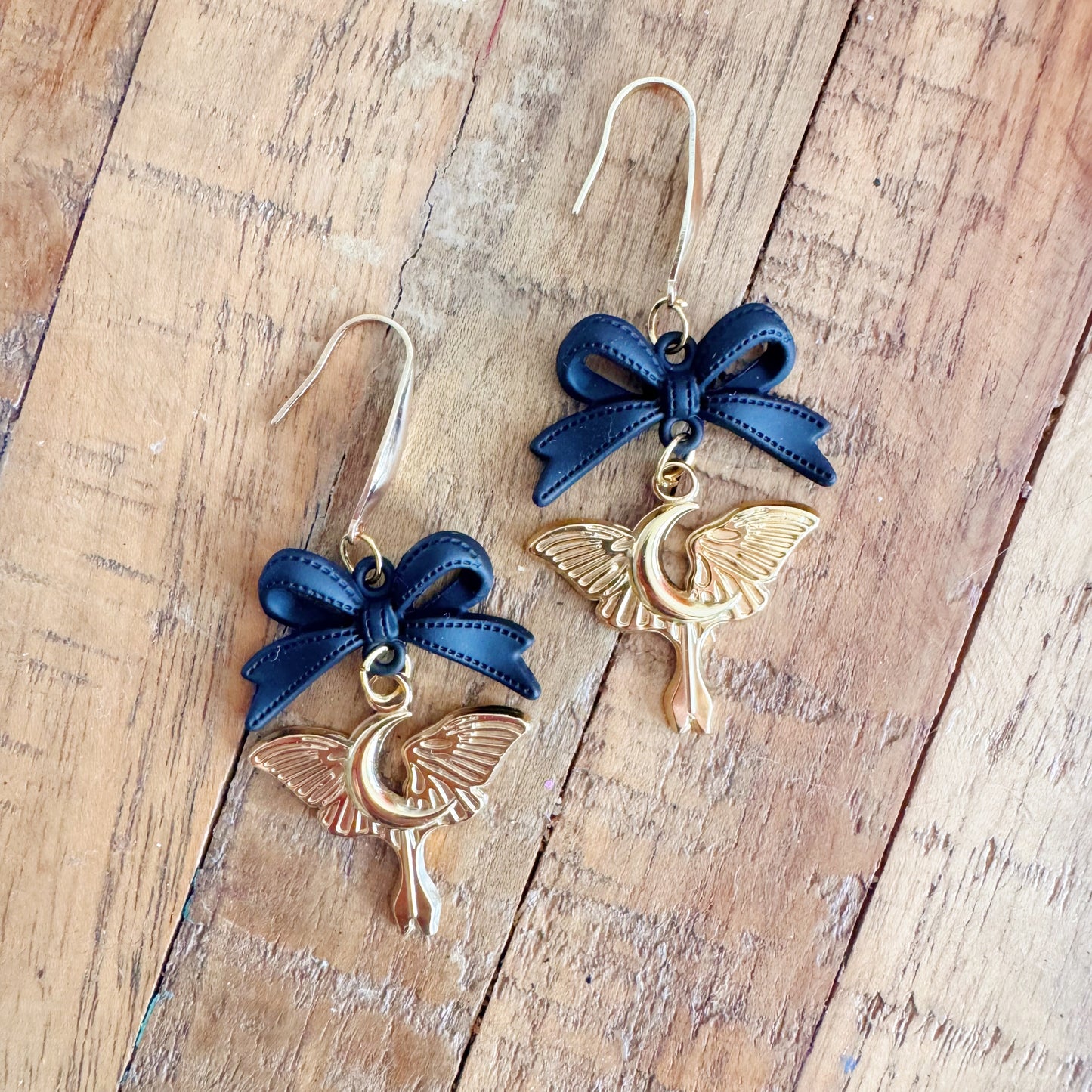 Auren - Boucles d’oreilles dorés, boucles noires