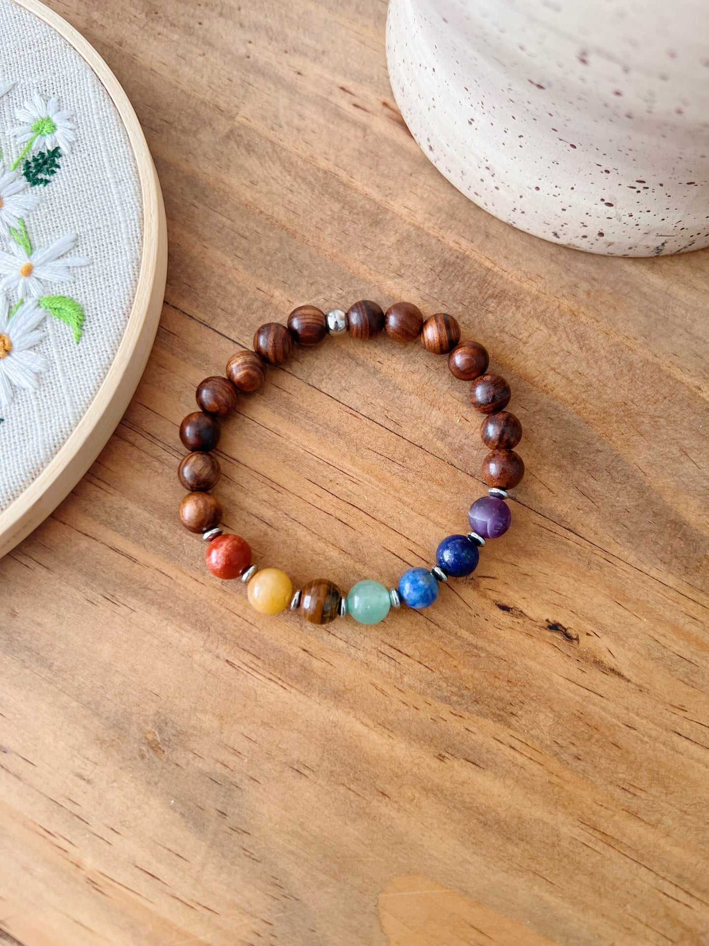 Bracelet chakras et bois de santal