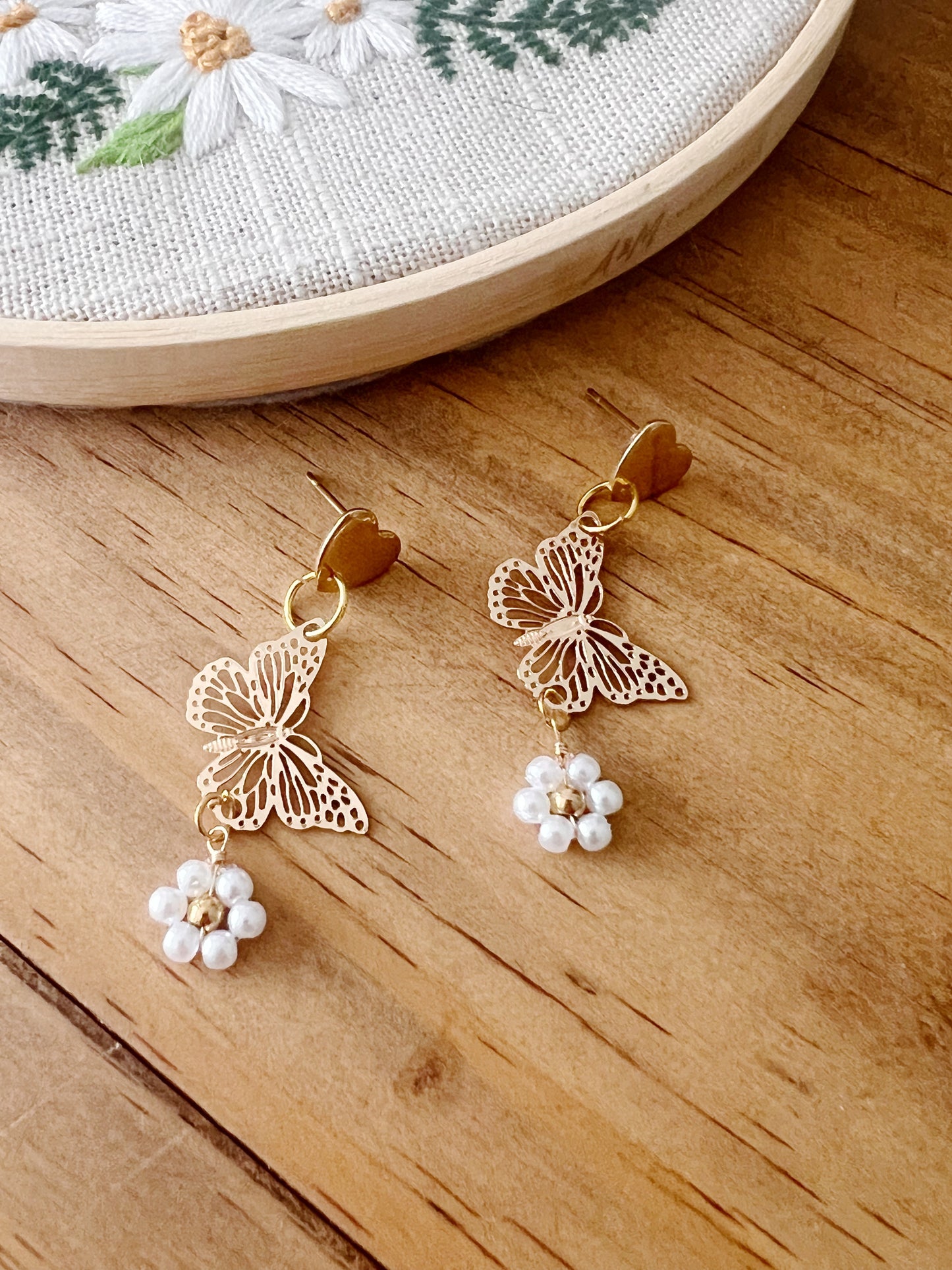 Boucles d’oreilles papillons et fleurs de perles