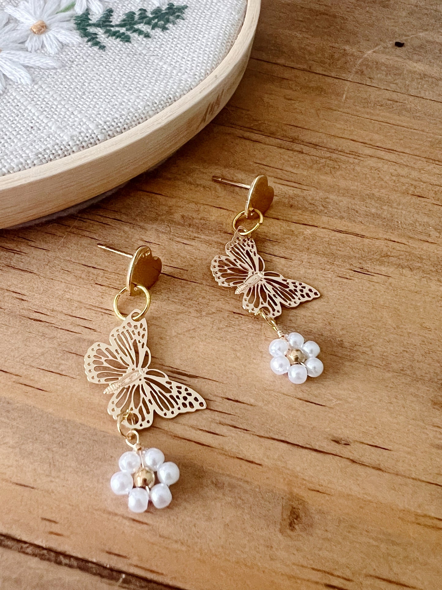 Boucles d’oreilles papillons et fleurs de perles