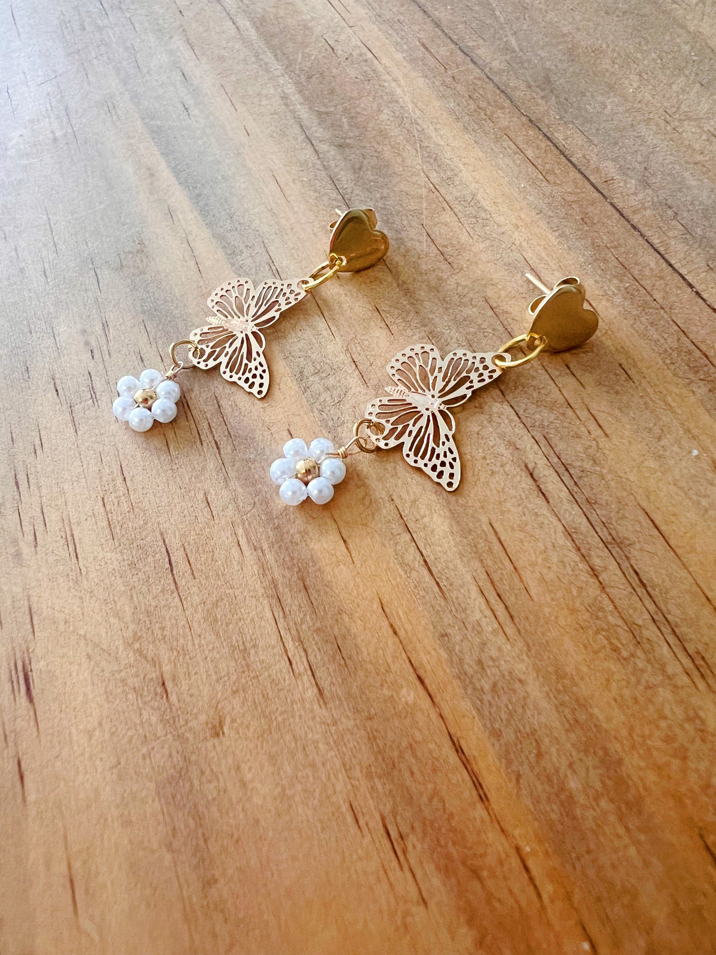 Boucles d’oreilles papillons et fleurs de perles