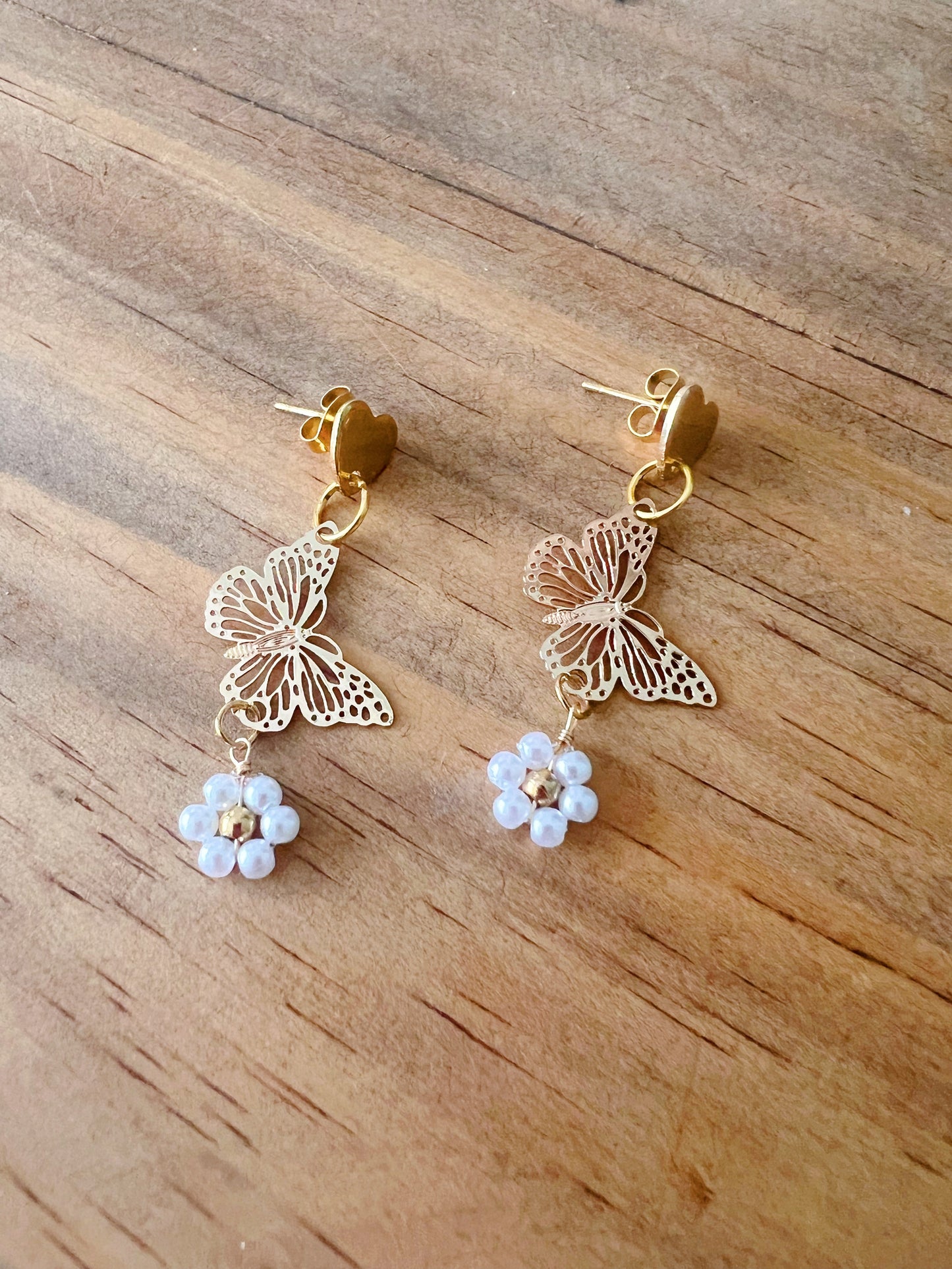 Boucles d’oreilles papillons et fleurs de perles