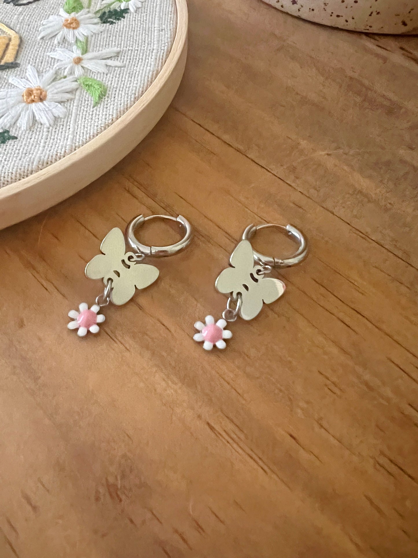 Boucles d’oreilles anneau , papillon et fleurs