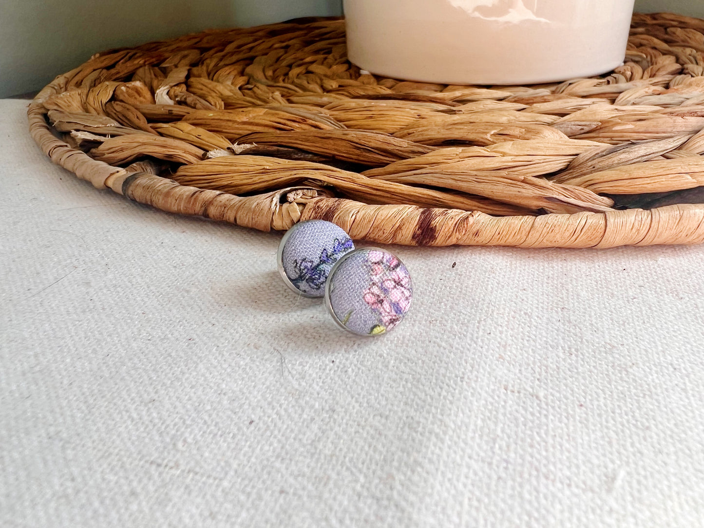 Puces d’oreilles en tissus bleu gris fleuris