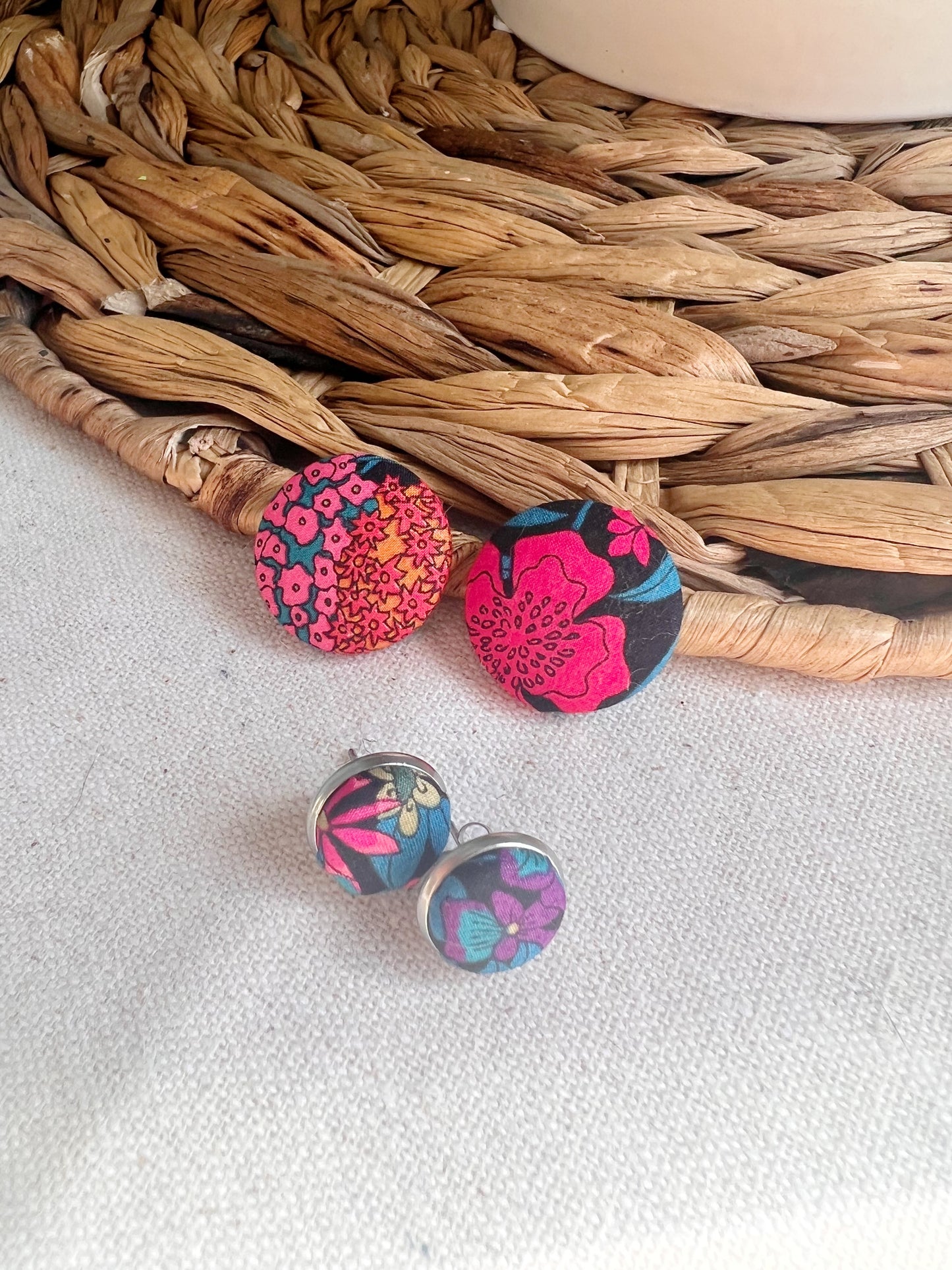 Puces d’oreilles en tissus fleuris couleurs vives