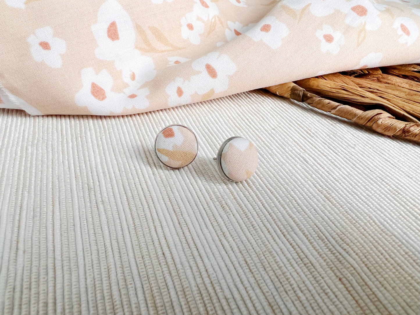 Puces d’oreilles en tissus beige