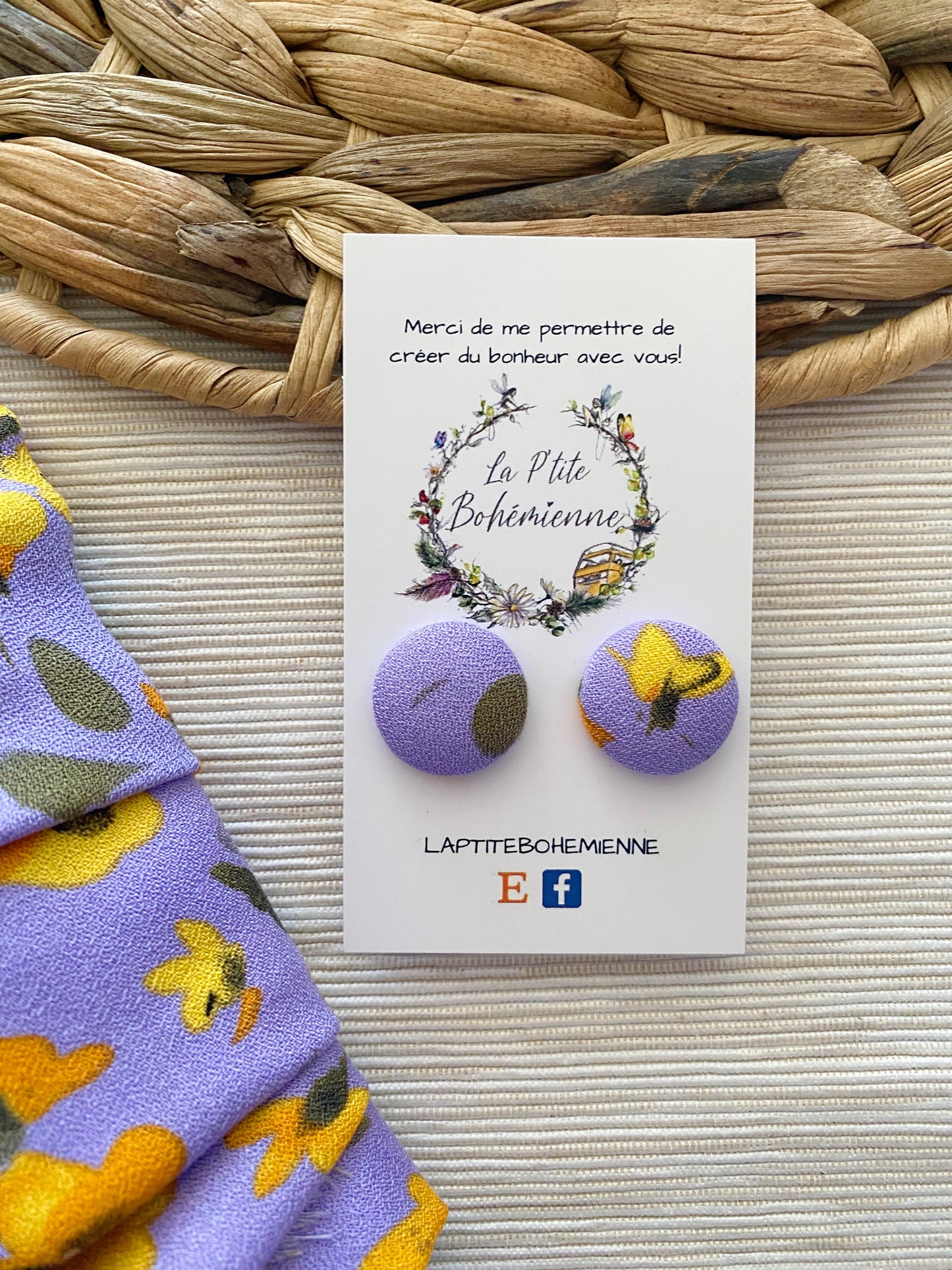 Puces d’oreilles en tissus violet fleurs jaune