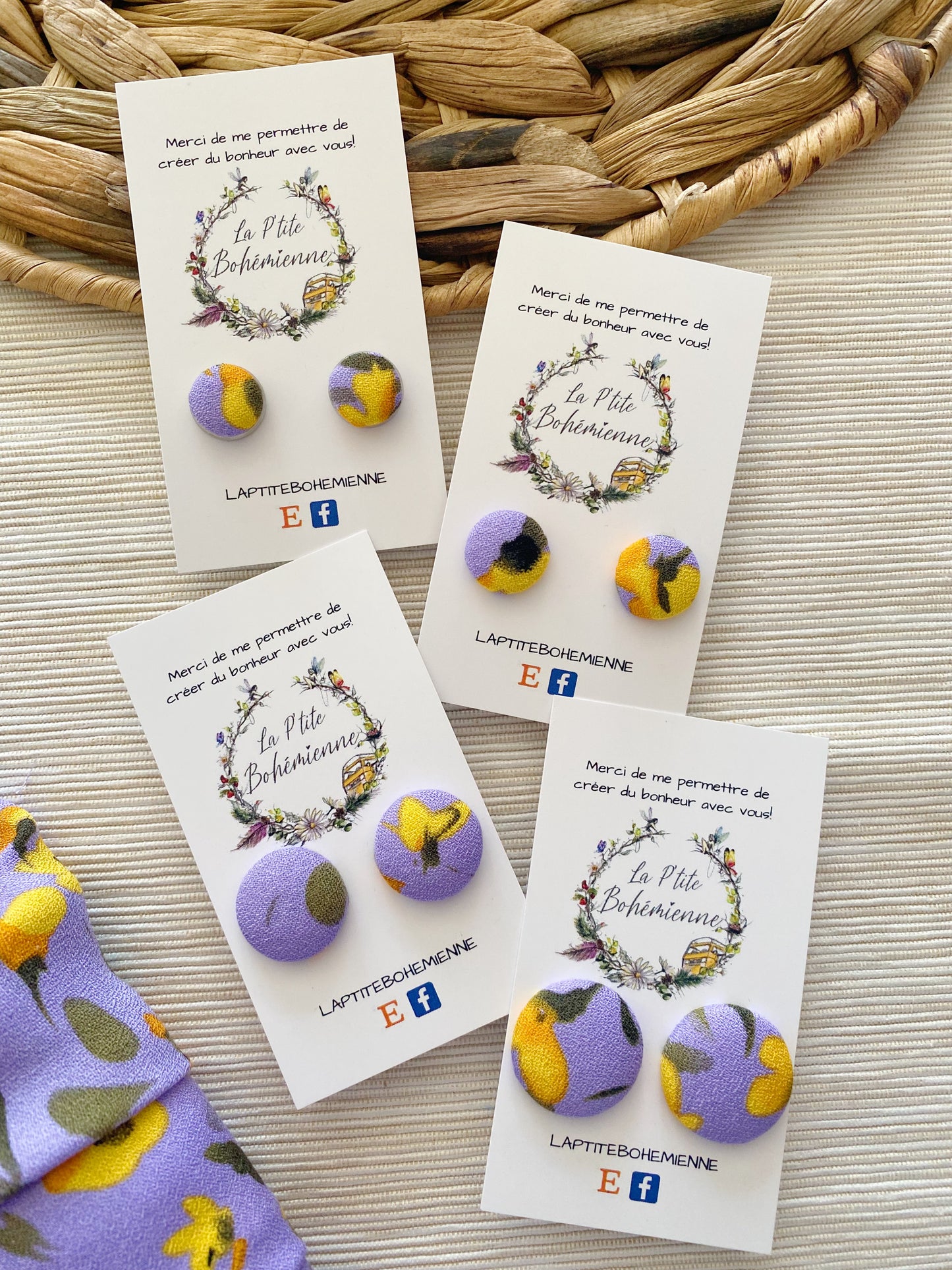 Puces d’oreilles en tissus violet fleurs jaune