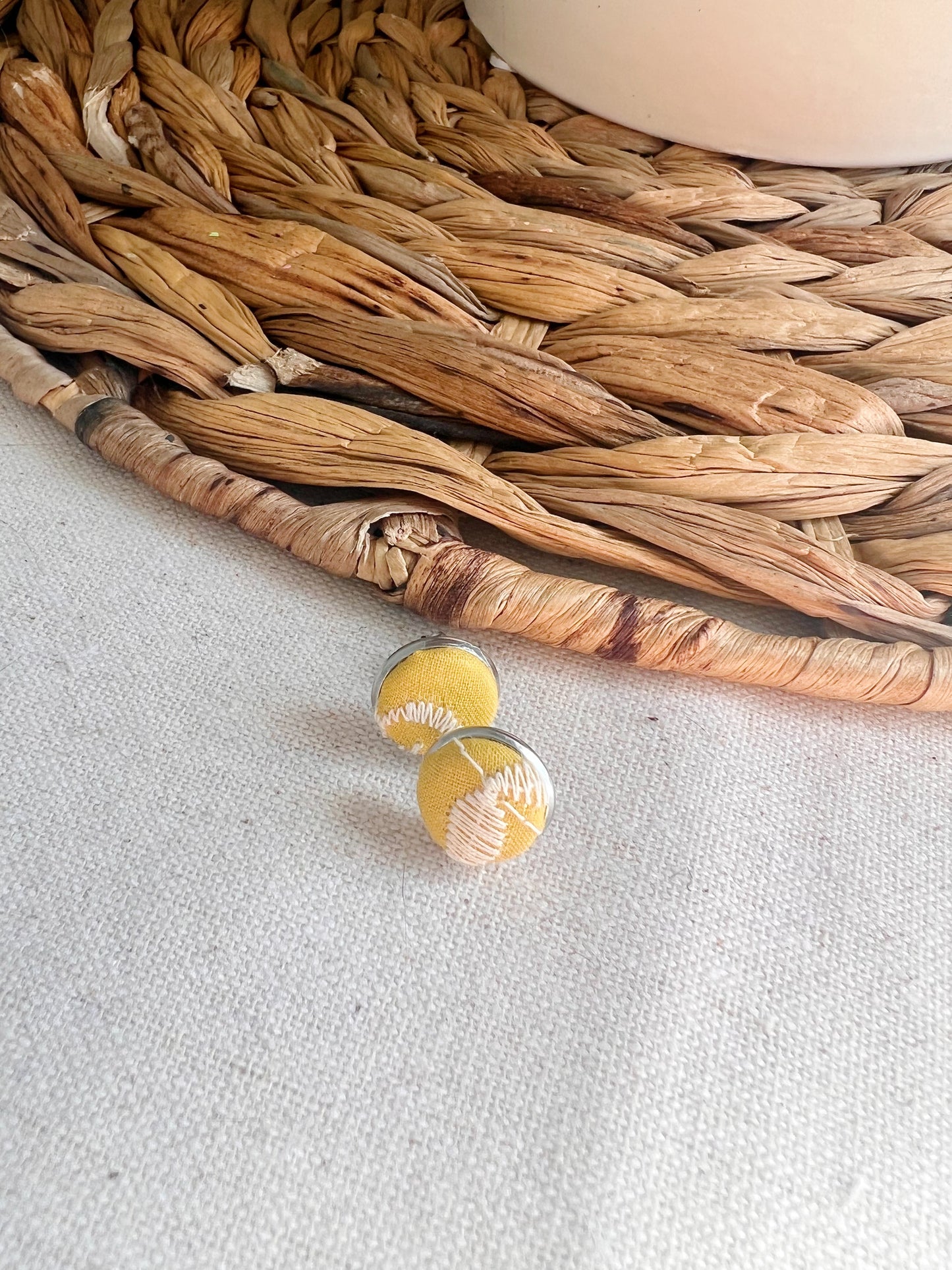 Puces d’oreilles en tissus- Jaune broderie blanche