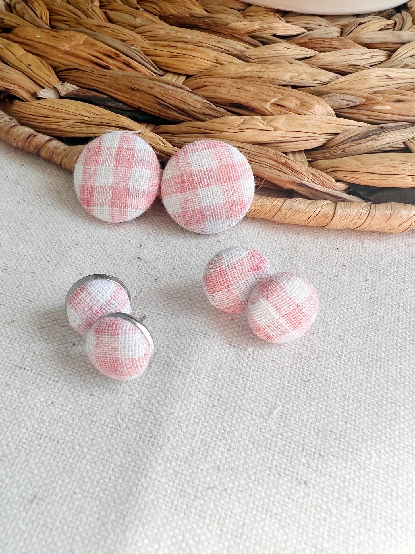 Puces d’oreilles en tissus carreaux rose