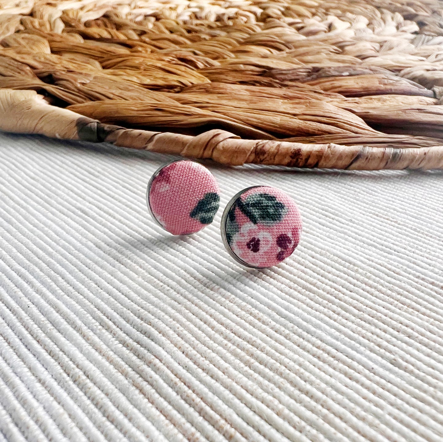 Puces d’oreilles en tissus recyclé rose fleuris