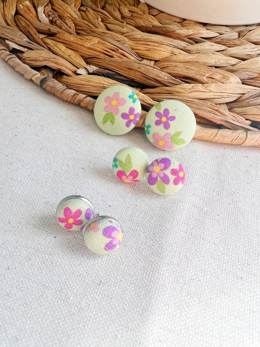 Puces d’oreilles en tissu vert pâle fleuris