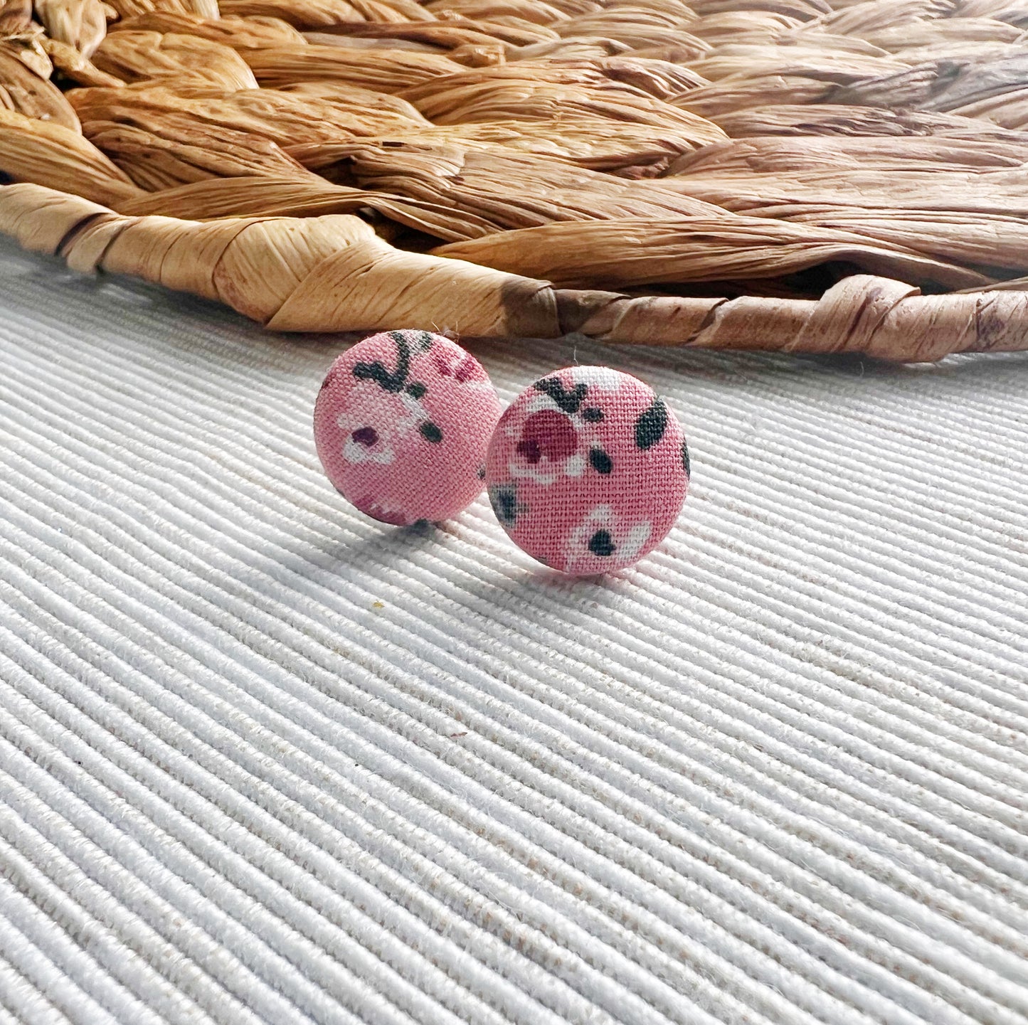 Puces d’oreilles en tissus recyclé rose fleuris