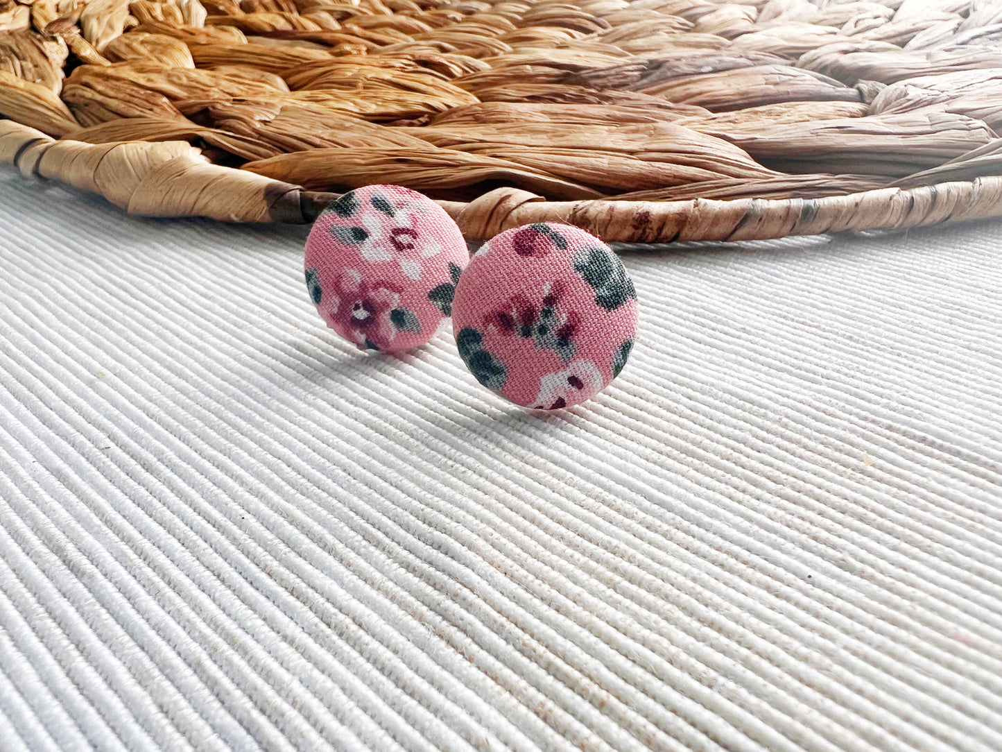 Puces d’oreilles en tissus recyclé rose fleuris