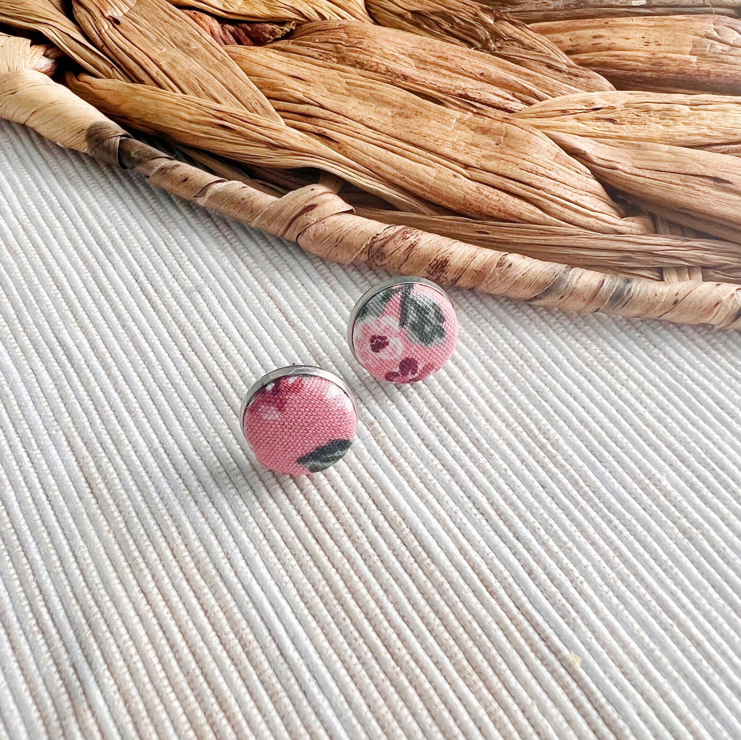 Puces d’oreilles en tissus recyclé rose fleuris