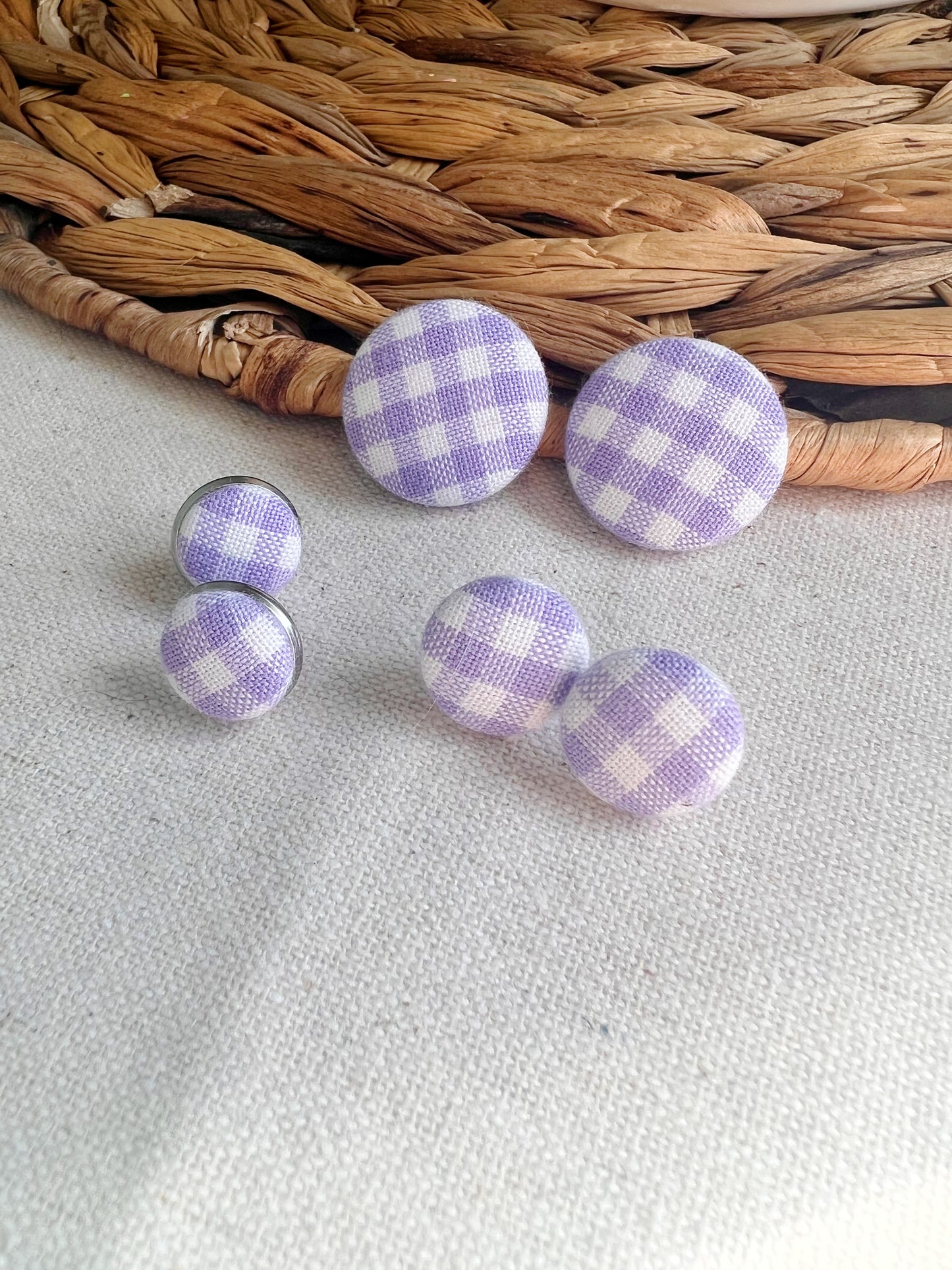 Puces d’oreilles en tissus carreaux lilas