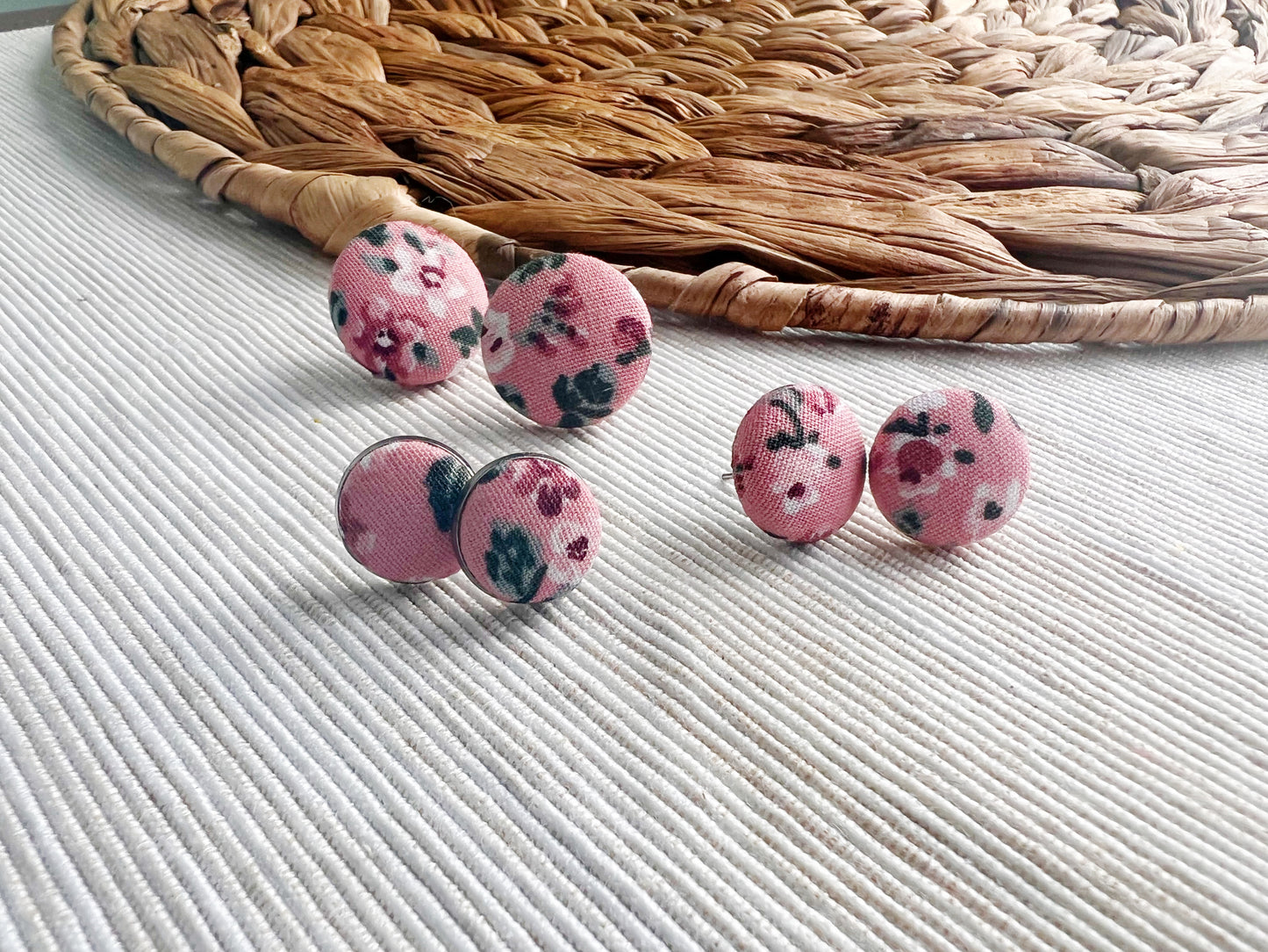 Puces d’oreilles en tissus recyclé rose fleuris