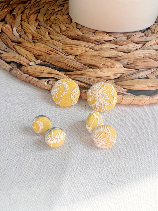 Puces d’oreilles en tissus- Jaune broderie blanche