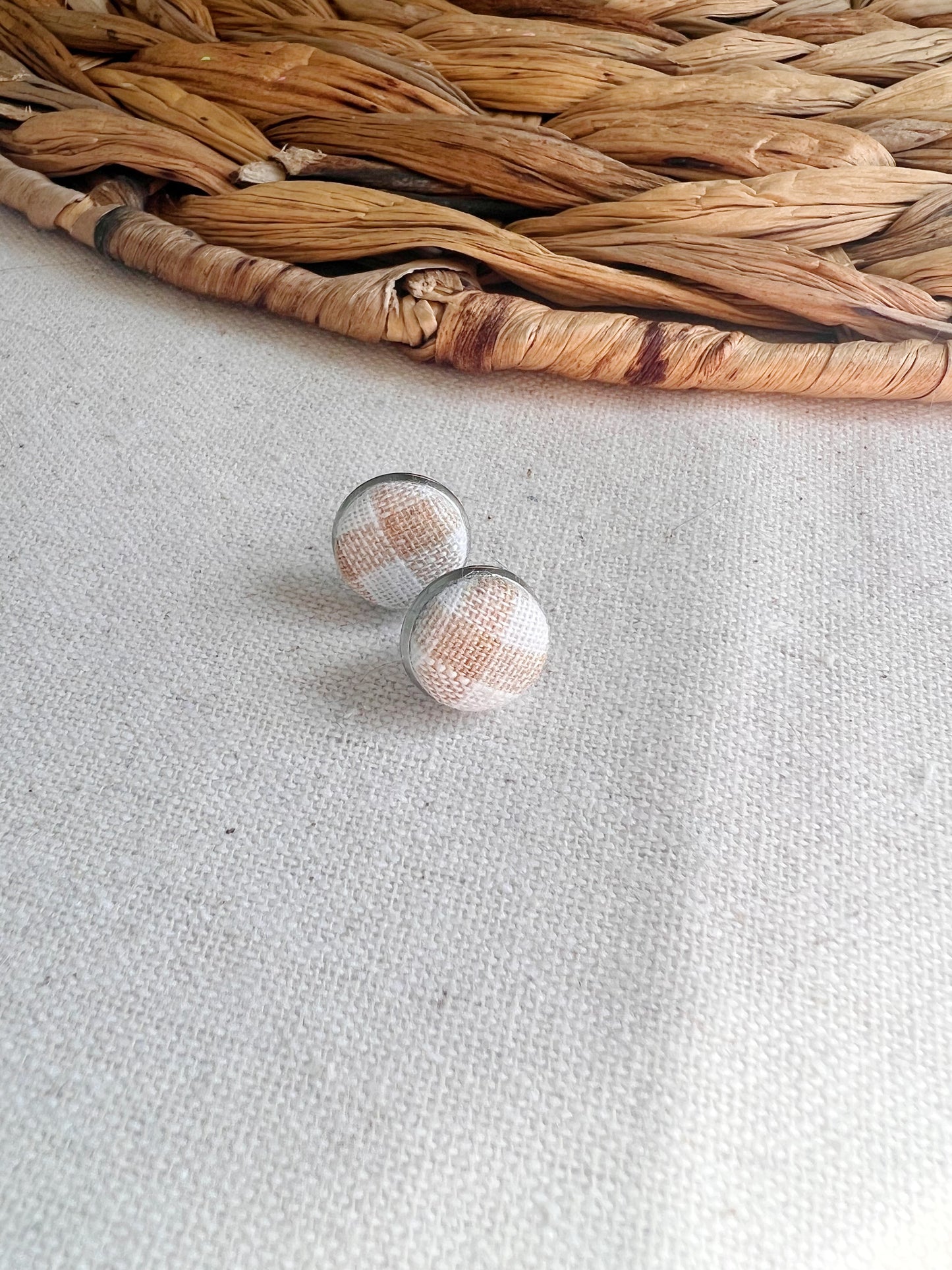 Puces d’oreilles en tissus carreaux beige